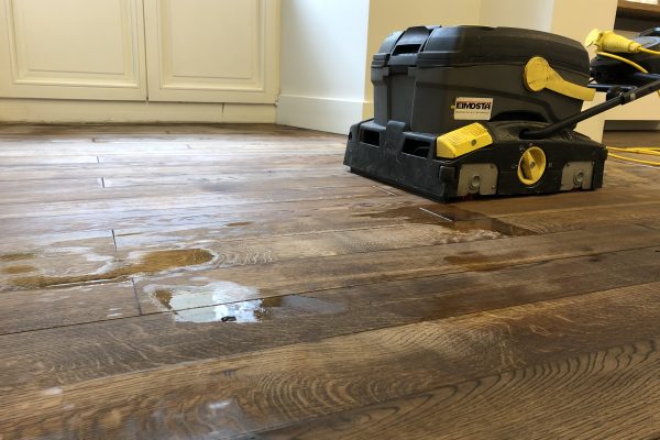 Medinių grindų atnaujinimas, plovimas