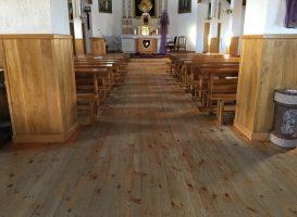 Bažnyčios medinės grindys prieš restauravimą