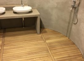 Medinės grindys vonios kambaryje
